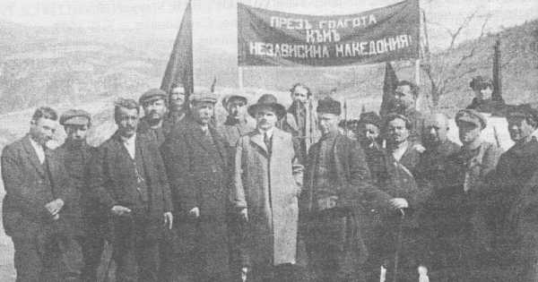 Комеморација на гробот на Тодор Александров. Преден центар: Никола Георгиев (1), Георги Вандев (2) и Илија Тошев (3)